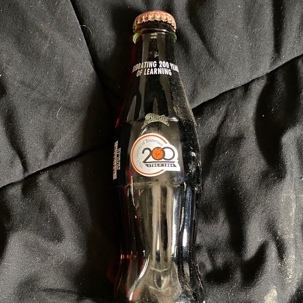 1993 The University of Tennesee - 200 Years of Learning - Unopened Coca Cola bot
